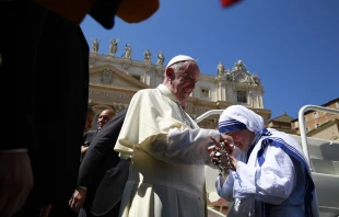 Pope Francis meets a Missionary of Charity at the canonization Mass of Mother Teresa Sept. 4, 2016.   Daniel Ibanez/CNA.
