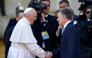 President Juan Manuel Santos of Colombia greets Pope Francis on Sept. 7, 2017.   Efrain Herrera / Presidencia de Colombia
