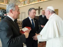 Pope Francis meets with Colombian senator Alvaro Uribe (L) and president Juan Manuel Santos (C) at the Vatican, Dec. 16, 2016. 