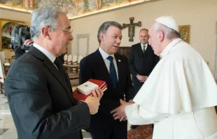 Pope Francis meets with Colombian senator Alvaro Uribe (L) and president Juan Manuel Santos (C) at the Vatican, Dec. 16, 2016.   L'Osservatore Romano.