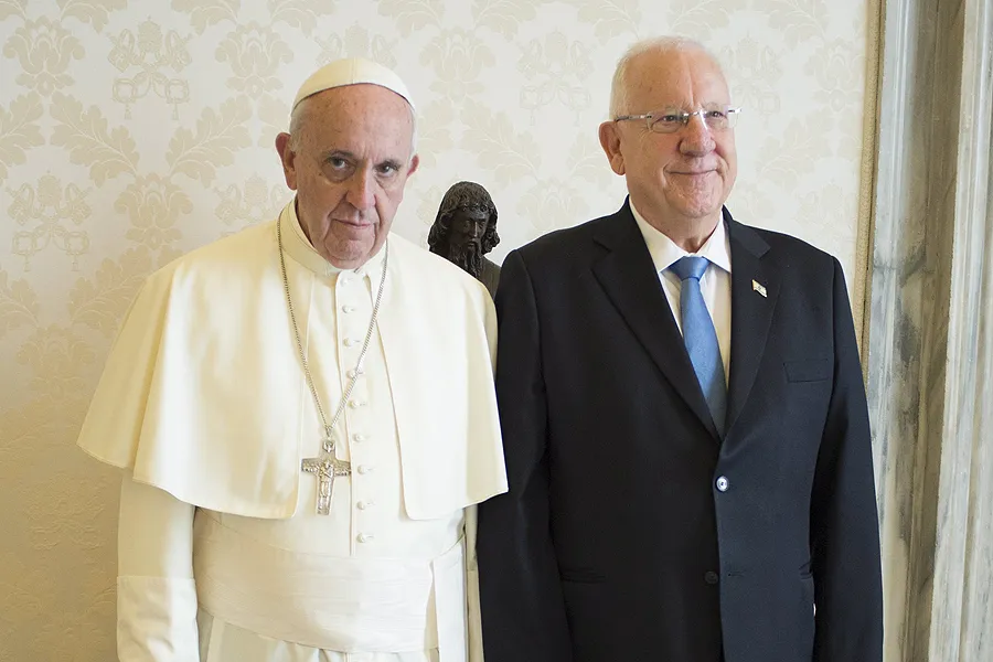 Pope Francis meets with Israeli president Reuven Rivlin in the Vatican's Apostolic Palace, Sept. 3, 2015. ?w=200&h=150
