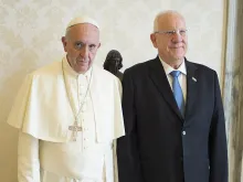 Pope Francis meets with Israeli president Reuven Rivlin in the Vatican's Apostolic Palace, Sept. 3, 2015. 