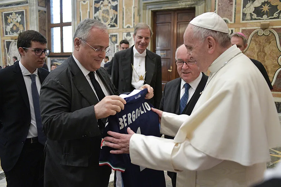 Pope Francis is presented with an S.S. Lazio jersey at his meeting with the Coppa Italia finalists at the Vatican, May 16, 2017. ?w=200&h=150