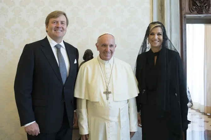 Pope Francis meets with King Willem Alexander and Queen Mxima of the Netherlands at the Vatican June 22 2017 Credit LOsservatore Romano CNA