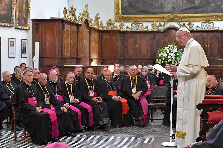 Pope Francis meets with the Chilean bishops in the sacristy of the Santiago Metropolitan Cathedral, Jan. 16, 2018. ?w=200&h=150