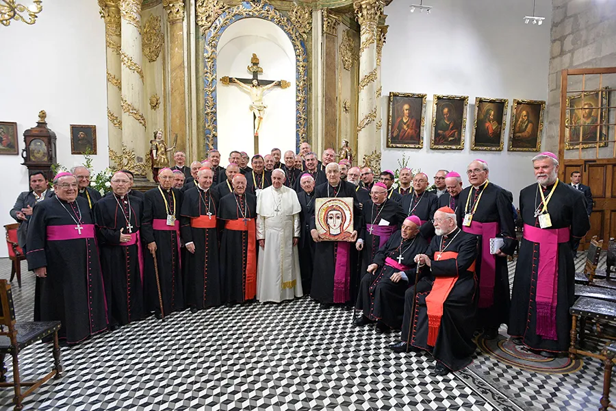 Pope Francis meets with the Chilean bishops in the sacristy of the Santiago Metropolitan Cathedral, Jan. 16, 2018. ?w=200&h=150