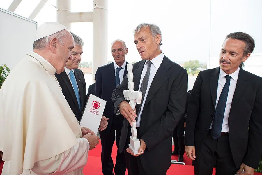 Pope Francis greets members of the European Society of Cardiology, Aug. 31, 2016. ?w=200&h=150