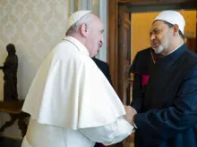 Pope Francis meets with the grand imam Sheik Ahmed Muhammad Al Tayyib at the Vatican May 23, 2016. 