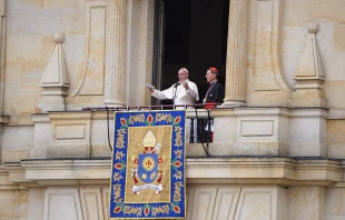 Pope Francis addresses Colombian youth from the balcony of the Cardinal's Palace in Bogota, Sept. 7, 2017.   David Ramos/CNA.