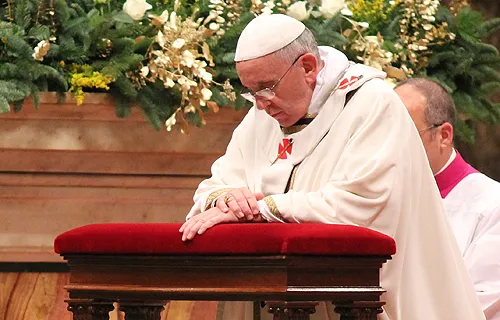 Pope Francis praying. ?w=200&h=150