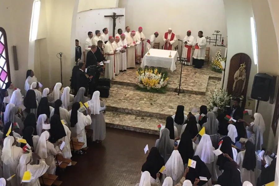 Pope Francis prays Terce with contemplative nuns in Madagascar Sept. 7, 2019. ?w=200&h=150