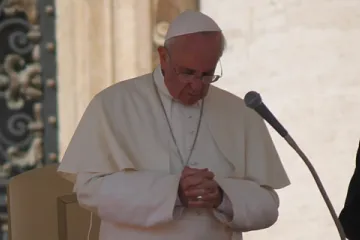 Pope Francis prays at General Audience 9 25 13 06 Credit Elise Harris CNA Vatican Catholic News 9 25 13