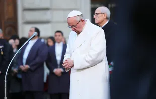 Pope Francis prays at Rome's Piazza di Spagna, Dec. 8, 2015.   Daniel Ibanez/CNA.