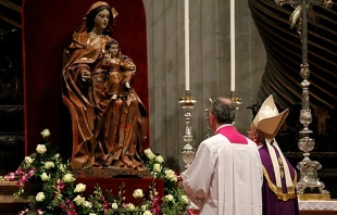 Pope Francis prays before a statue of Mary in St. Peter's Basilica on Nov. 30, 2013.   Lauren Cater/CNA.