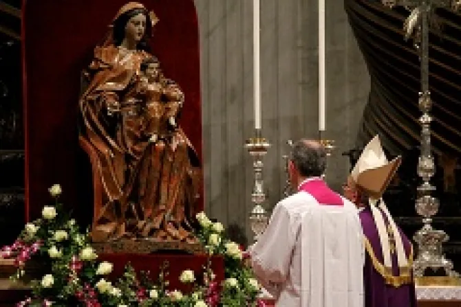 Pope Francis prays before a statue of Mary in St Peters Basilica on Nov 30 2013 Credit Lauren Cater CNA CNA 12 2 13
