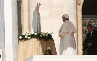 Pope Francis prays before a statue of Our Lady of Fatima May 13, 2015.   Daniel Ibanez/CNA.