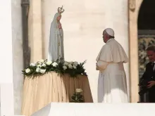 Pope Francis prays before a statue of Our Lady of Fatima May 13, 2015. 