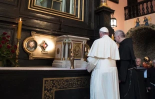 Pope Francis prays before the relics of the two polish priests, Bl. Zbigniew Strzalkowski and Bl. Michal Tomaszek.   © L’Osservatore Romano.
