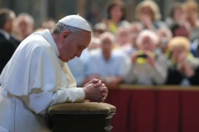 Pope Francis prays in front of Blessed John XXIIIs tomb on June 3 2013 in St Peters Basilica Credit ANSAEttore Ferrari CNA