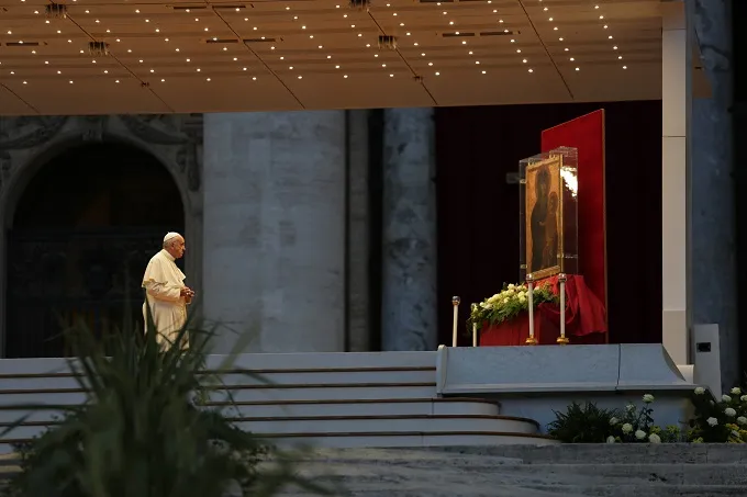 Pope Francis prays in front of the icon of Salus Populi Romani during an Oct. 8 2016, prayer vigil for the Marian Jubilee. ?w=200&h=150