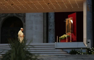 Pope Francis prays in front of the icon of Salus Populi Romani during an Oct. 8 2016, prayer vigil for the Marian Jubilee.   Daniel Ibáñez/CNA.