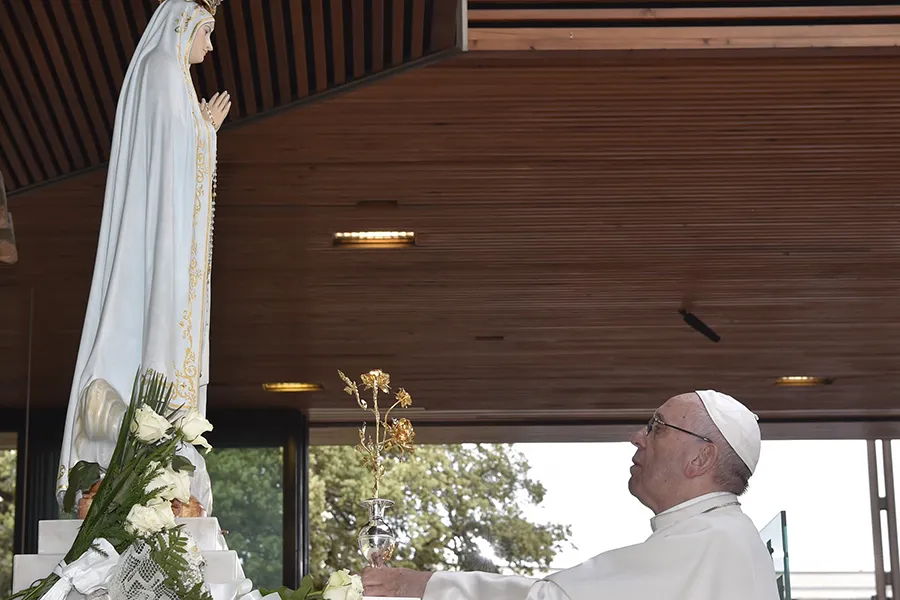 Pope Francis prays in front of the statue of Our Lady of Fatima, May 12, 2017. ?w=200&h=150