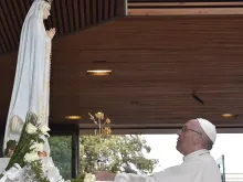 Pope Francis prays in front of the statue of Our Lady of Fatima, May 12, 2017. 