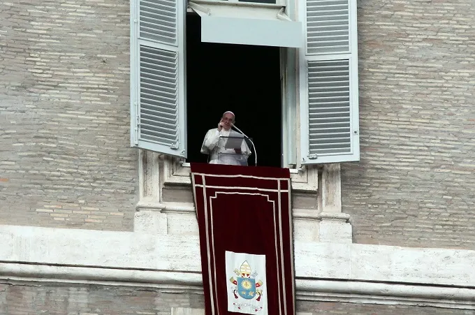 Pope Francis prays the Angelus with pilgrims in St. Peter's Square Jan. 10, 2016. ?w=200&h=150