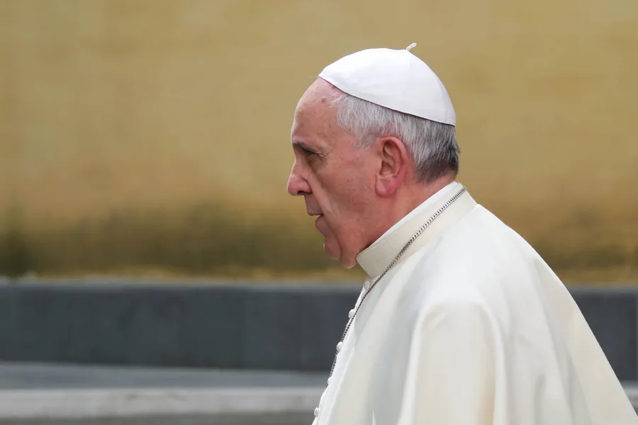Pope Francis prepares to greet Queen Elizabeth II at the Vatican April 3, 2014. ?w=200&h=150