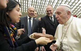 Pope Francis receives a cake for his 80th birthday, Dec. 17, 2016.   L'Osservatore Romano.