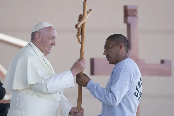 Pope Francis receives a cross made by an inmate at the CeReSo n. 3 prison in Ciudad Juarez, Mexico, Feb. 17, 2016. ?w=200&h=150