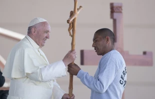Pope Francis receives a cross made by an inmate at the CeReSo n. 3 prison in Ciudad Juarez, Mexico, Feb. 17, 2016.   L'Osservatore Romano.