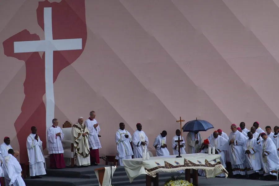 Pope Francis celebrates Mass in Maputo, Mozambique Sept. 6, 2019. ?w=200&h=150