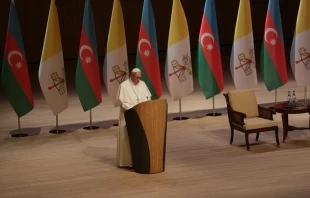 Pope Francis speaks to authorities in Azerbaijan Oct. 2, 2016.   Alan Holdren/CNA.