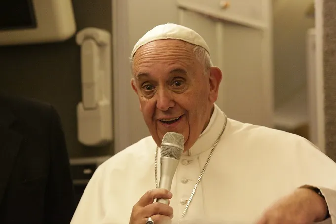 Pope Francis speaks to journalists aboard his flight from Philadelphia to Rome Sept. 27, 2015. ?w=200&h=150