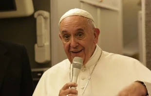 Pope Francis speaks to journalists aboard his flight from Philadelphia to Rome Sept. 27, 2015.   Alan Holdren/CNA.