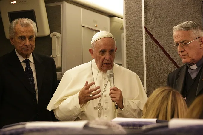Pope Francis speaks to journalists on his flight from Philadelphia to Rome Sept. 27, 2015. ?w=200&h=150