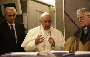 Pope Francis speaks to journalists on his flight from Philadelphia to Rome Sept. 27, 2015.   Alan Holdren/CNA.