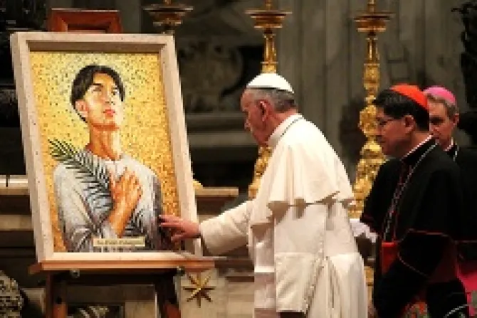 Pope Francis takes a moment to pray before the mosaic of St Pedro Calungsod in St Peters Basilica Nov 21 2013 Credit Kerri Lenartowick CNA CNA 11 21 13