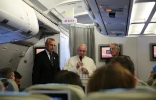 Pope Francis speaks with journalists aboard the plane to Manila, Jan. 15, 2015.   Alan Holdren/CNA.