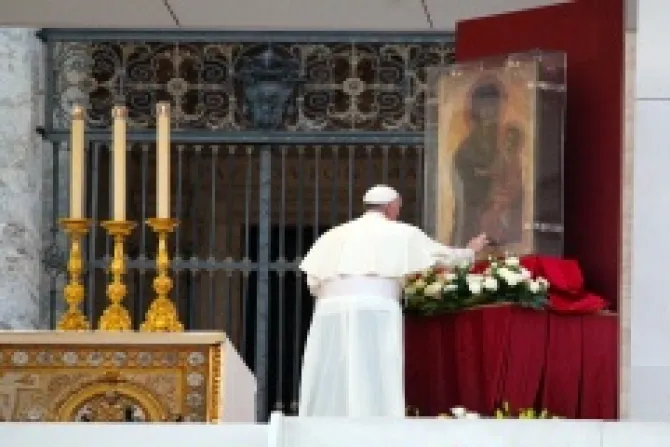 Pope Francis touches Marian image prayer vigil for Peace Sept 7 2013 Credit Lauren Cater CNA CNA 9 7 13