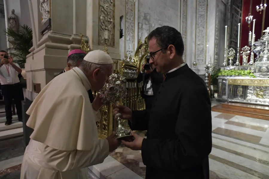 Pope Francis venerates a relic at the Palermo cathedral during his encounter with clerics, religious, and seminarians, Sept. 15, 2018. ?w=200&h=150