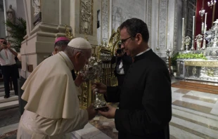 Pope Francis venerates a relic at the Palermo cathedral during his encounter with clerics, religious, and seminarians, Sept. 15, 2018.   Vatican Media.
