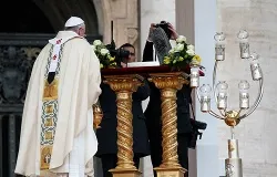 Pope Francis venerates the relics of St. Peter on November 24, 2013. ?w=200&h=150