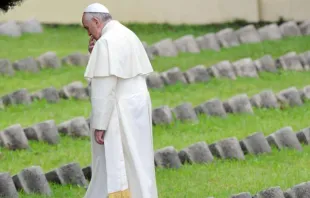 Pope Francis visits the Austro-Hungarian cemetery in Fogliano Sept. 13, 2014 to pray and pay a tribute to the fallen on the battlefield during WWI.   ANSA/Daniel dal Zennaro.