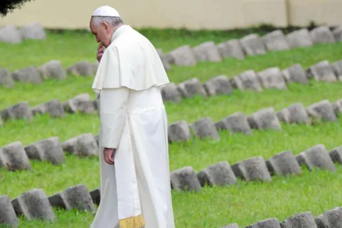 Pope Francis visits the Austro Hungarian cemetery in Fogliano Sept 13 2014 to pray and pay a tribute to the fallen on the battlefield during WWI Credit ANSA Daniel dal Zennaro