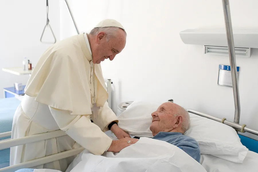 Pope Francis visits the San Raffaele Borona assisted living home in Rieti, Italy Oct. 4, 2016. Credit: Vatican Media/CNA?w=200&h=150