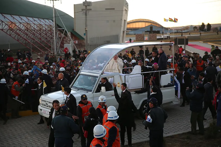 Pope Francis greets the crowds at the airport of La Paz, Bolivia, July 8, 2015. ?w=200&h=150