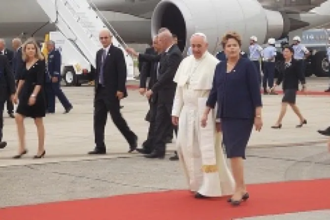 Pope Francis walks with Brazilian President Dilma Rousseff at Rios Galeo Antonio Carlos Jobim Airport on July 22 2013 Credit Walter Sanchez Silva CNA 7 22 13