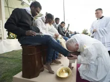 Pope Francis washes the feet of migrants and refugees during Holy Thursday Mass March 24, 2016. 
